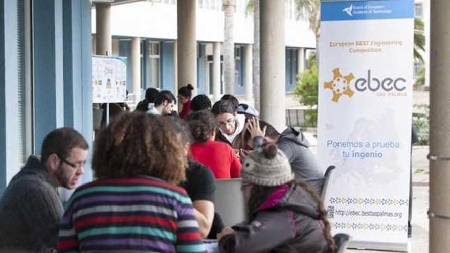 Varios grupos de estudiantes de ingeniería, ayer en la competición EBEC en la Escuela de Ingeniería de la ULPGC. | quique curbelo