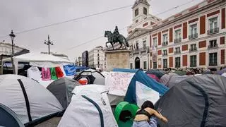 Ayuso pide a los tribunales que ordenen al Gobierno desalojar la Puerta del Sol mientras el debate por la vivienda 'acampa' en la Asamblea de Madrid