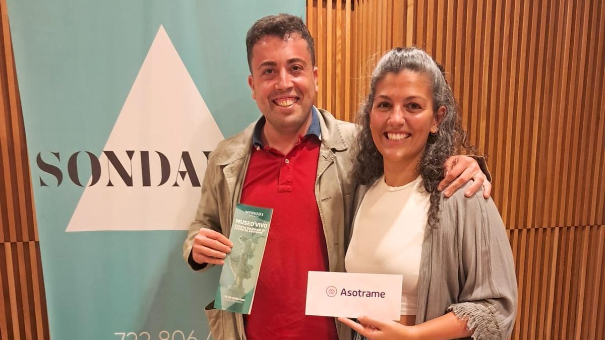 Raquel Pombar, directora de Sondanza con Mario Álvarez, secretario de Asotrame
