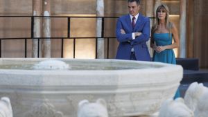 Archivo - El presidente del Gobierno en funciones, Pedro Sánchez, junto a su mujer, Begoña Gómez