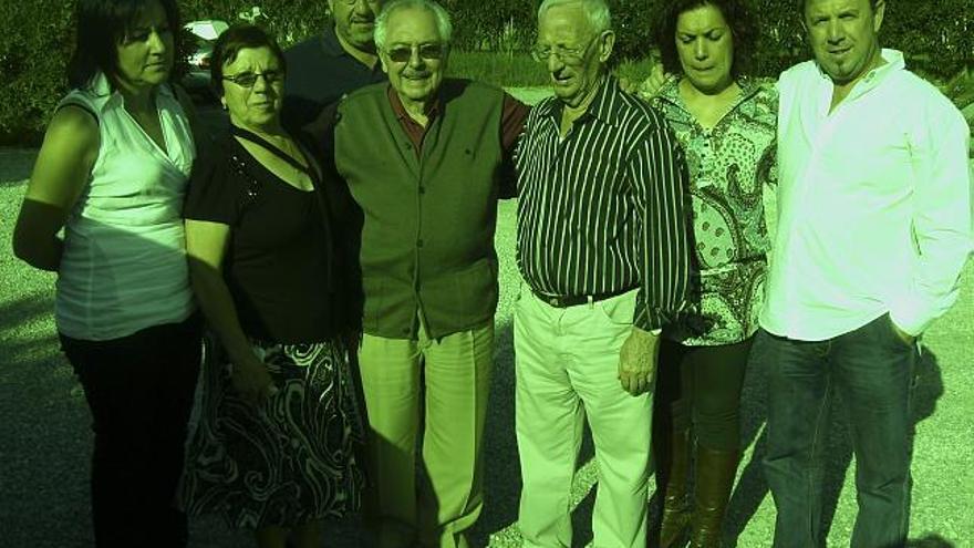 De izquierda a derecha, Rosa, Angelita, Pedro, el doctor Benito Vilar Sancho, Pascual Sánchez, Lina y José Javier, el mullidor del encuentro en Ibiza entre su padre y el médico que le salvó la vida en 1966.