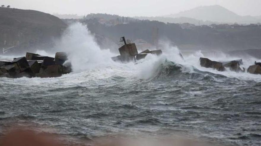 El temporal derriba la baliza del espigón de San Juan