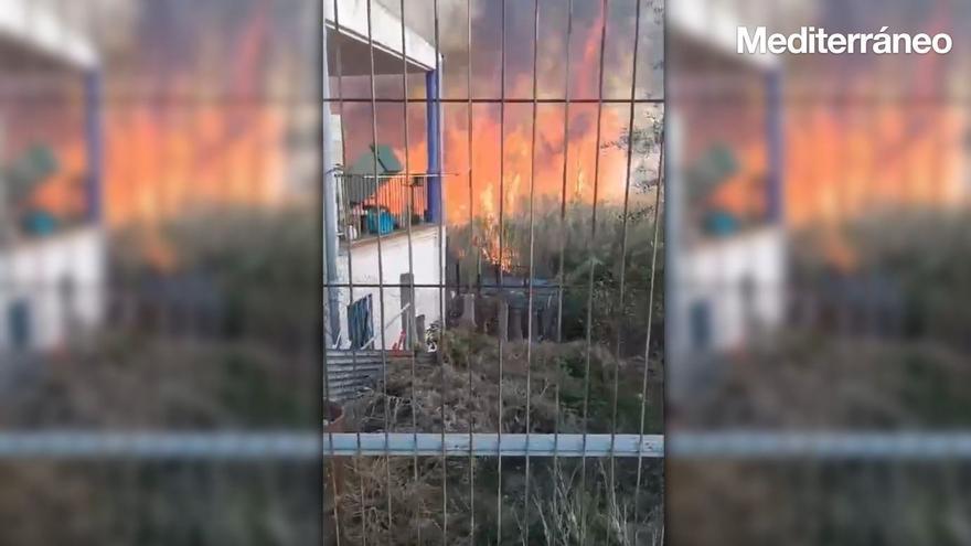 Vídeo: Así avanza el fuego hacia una vivienda en el incendio de Almassora