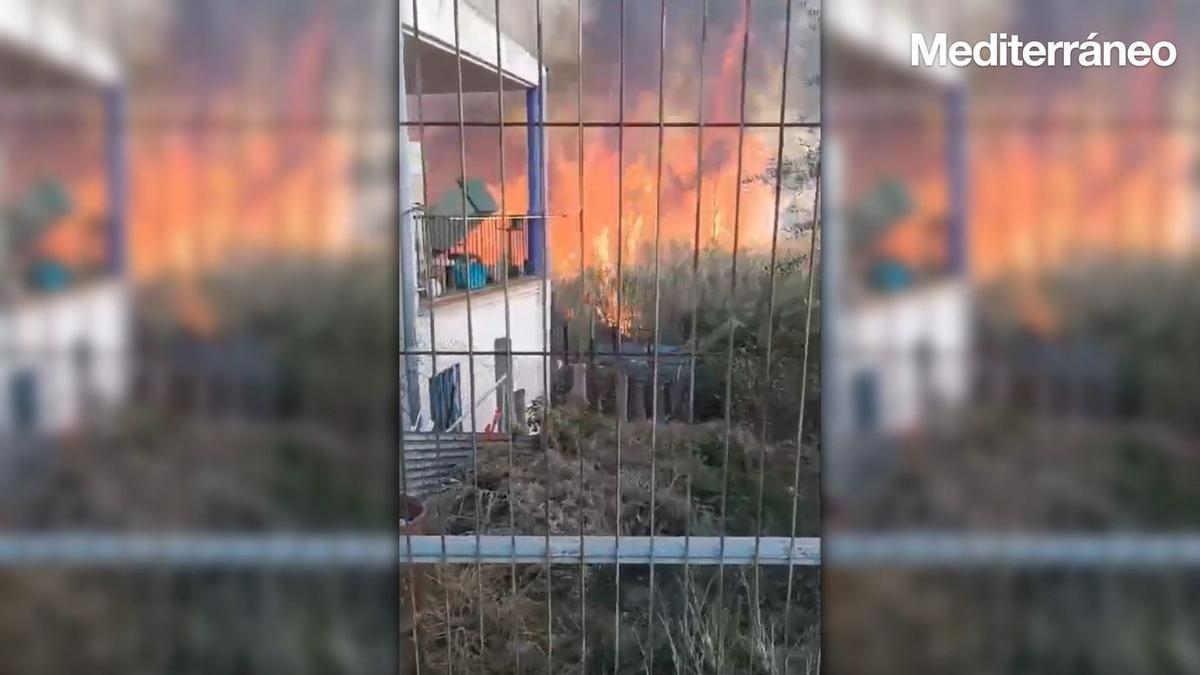 Así avanza el fuego hacia una vivienda en el incendio de Almassora