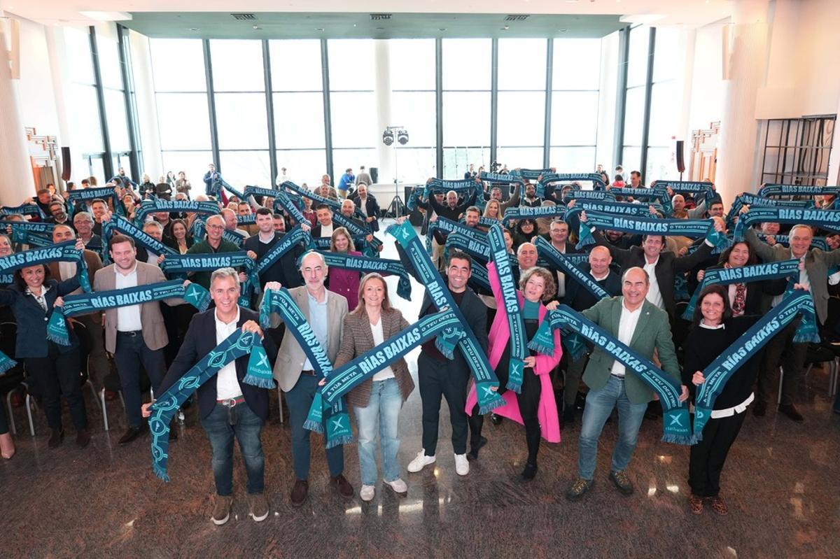 López, en el centro. A su izq., Larralde, Pardal y García. A su dcha., Sánchez y Almuiña.