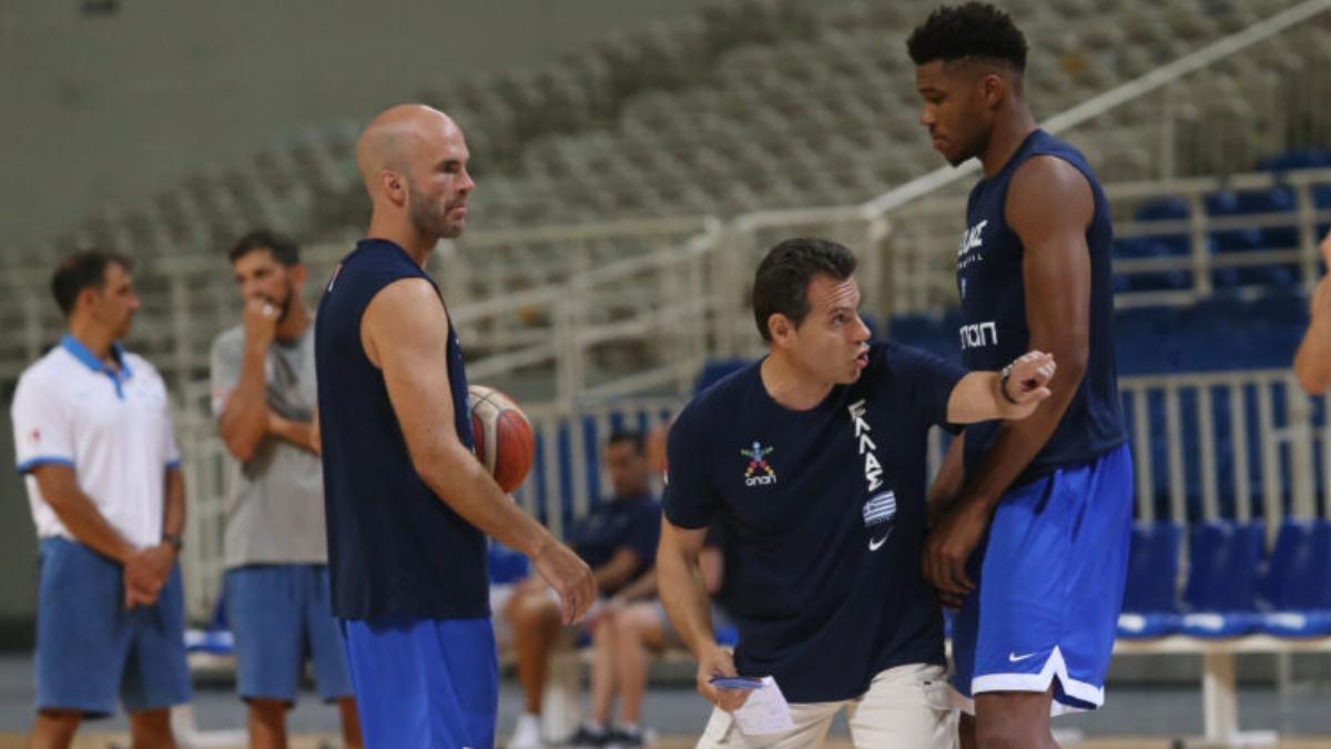 Calathes, con la selección griega junto a Itoudis y a 'Anteto'