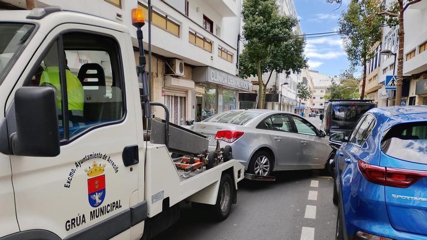 Arrecife licita el servicio de grúa para reforzar la retirada y depósito de vehículos
