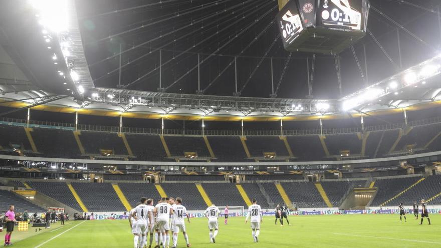 El Basilea-Eintrach de la Liga Europa se jugó ayer, aún, a puerta cerrada.