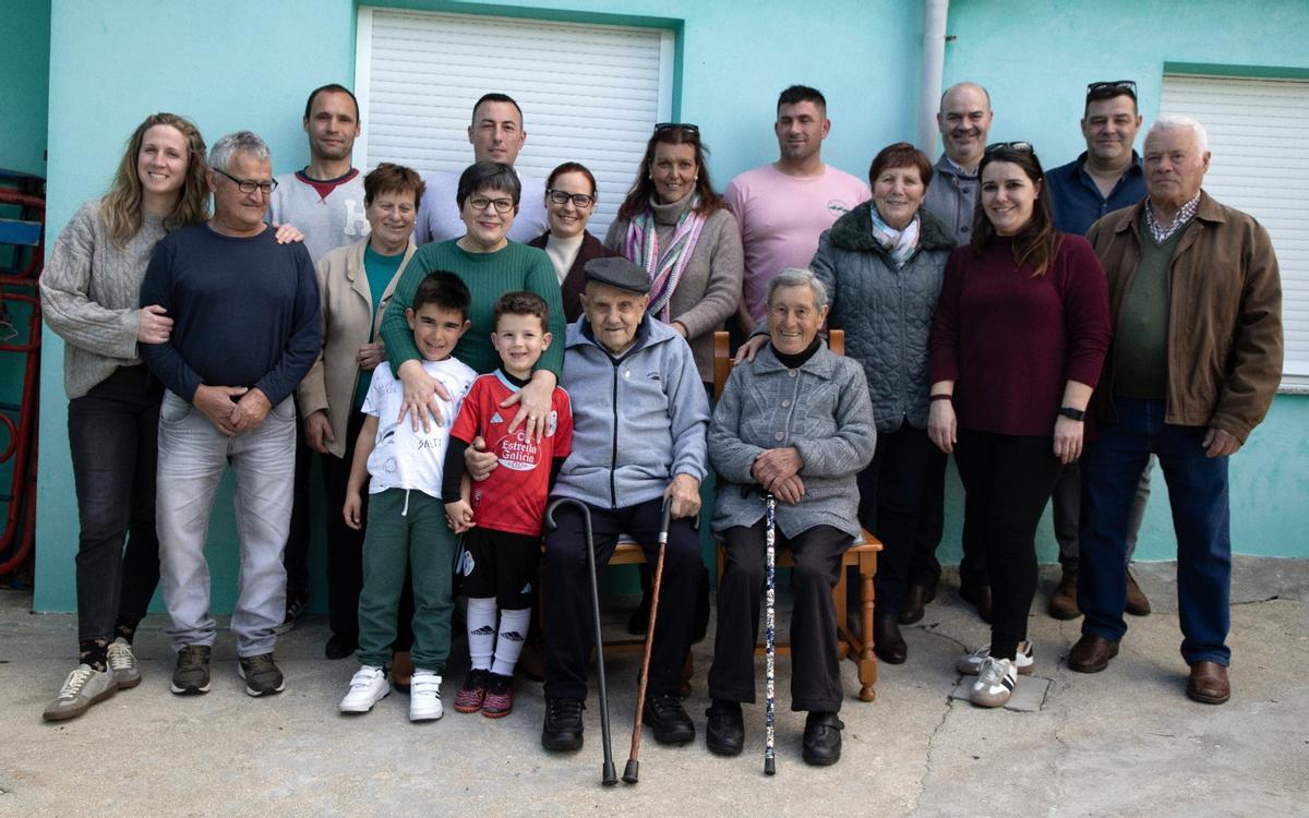 El centenario José Otero Estévez, ayer, rodeado de su familia y el alcalde de Bueu.