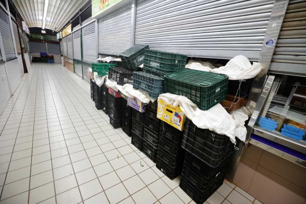 Cierre y cacerolada en el Mercat Nou en protesta por las restricciones