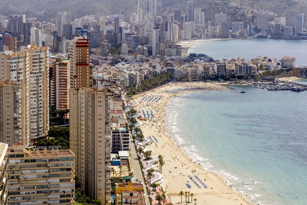 Panorámica de la playa de Poniente en Benidorm.