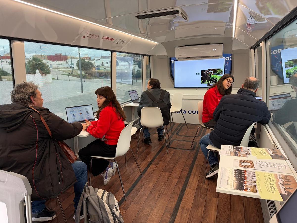 Visita del autobús Labora a Paterna.