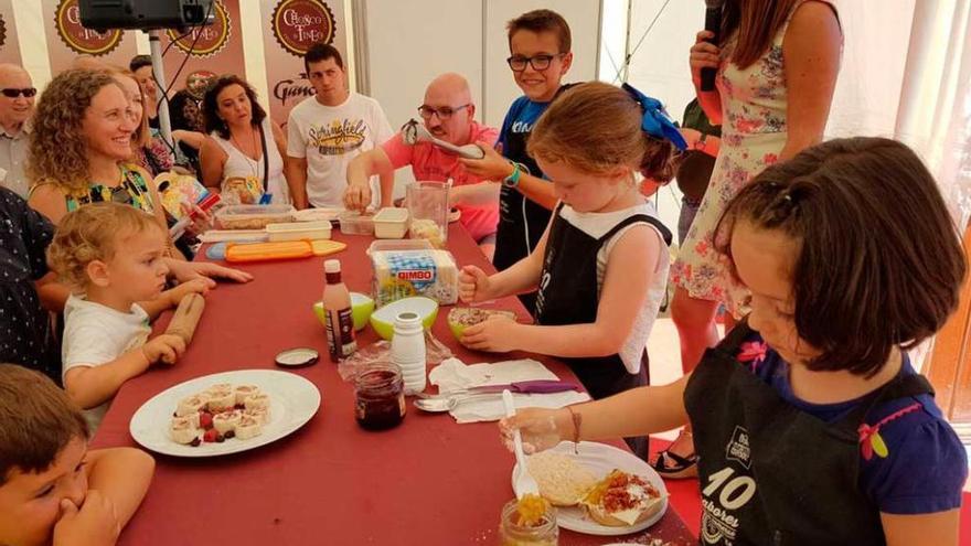 Los ganadores del concurso elaborando sus platos.