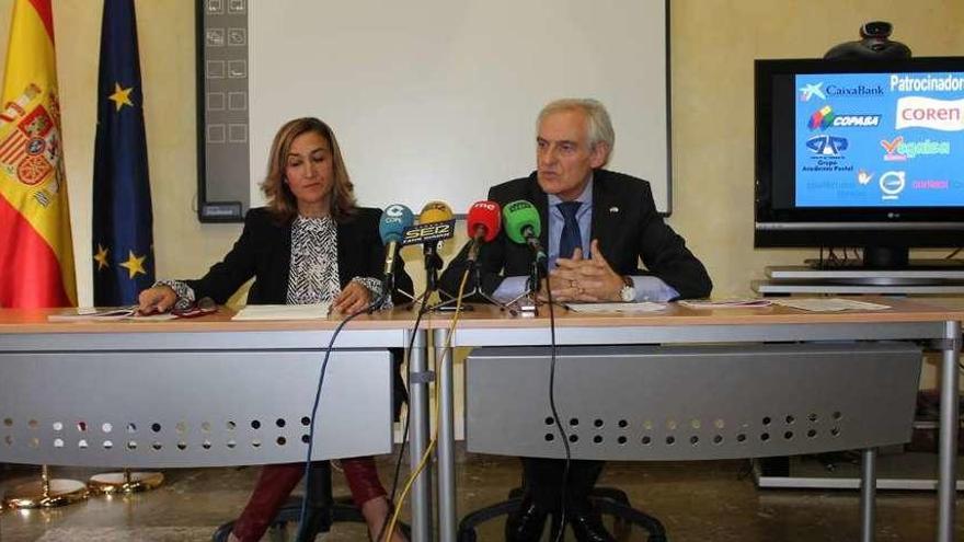 María Luz Fernández y Roberto Castro, en la presentación del Concurso sobre la Constitución. // FdV