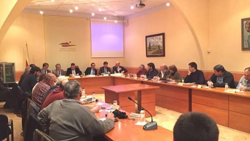 Imatge de la trobada de Rull amb els alcaldes del Baix Empordà.