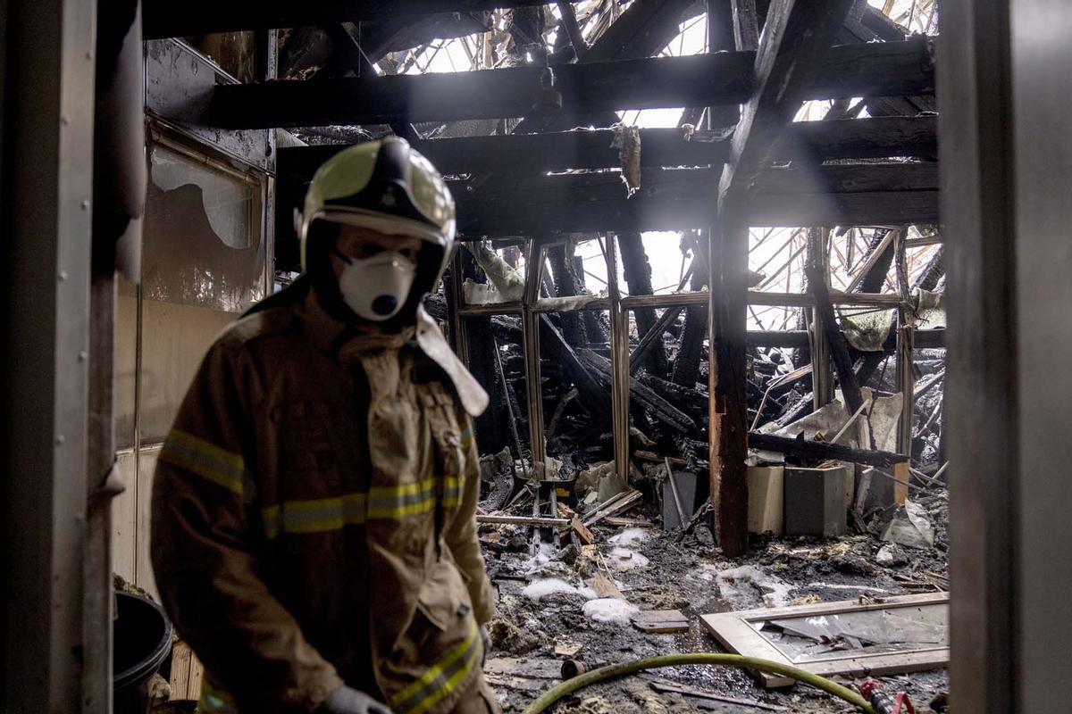 La Bolsa de Valores, uno de los edificios más antiguos de Copenhague, arrasada por un incendio.