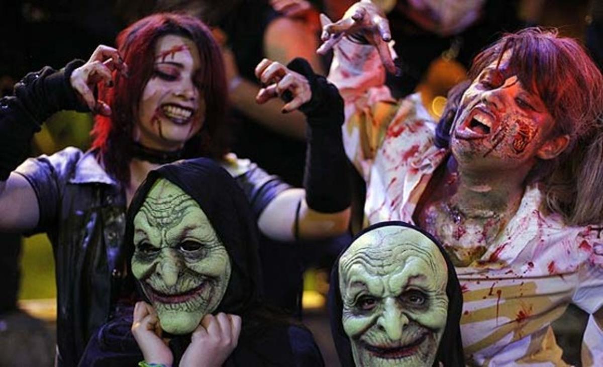 Joves disfressats de zombis i bruixes participen en la desfilada de la nit de Halloween a l’avinguda Central de San José (Costa Rica).