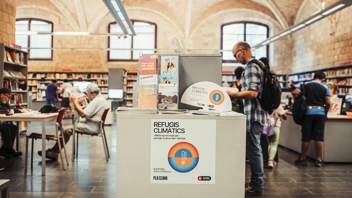 Senyalització de refugi climàtic a la Biblioteca Sant Pau, a Ciutat Vella Senyalització de refugi climàtic a la Biblioteca Sant Pau, a Ciutat Vella