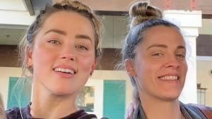 Amber Heard (izquierda) junto a su hermana, Whitney (derecha). 