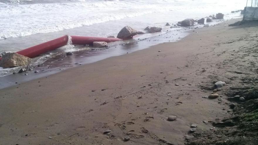 Imagen de la tubería rota, en una de las playas de San Pedro Alcántara.