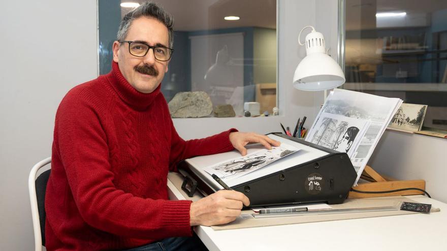 O novo director de Viñetas desde o Atlántico, Manel Cráneo, no seu estudo.   | // CASTELEIRO/ROLLER AGENCIA
