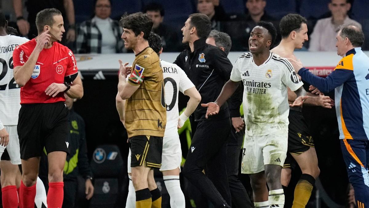 Vinicius, molesto con el árbitro