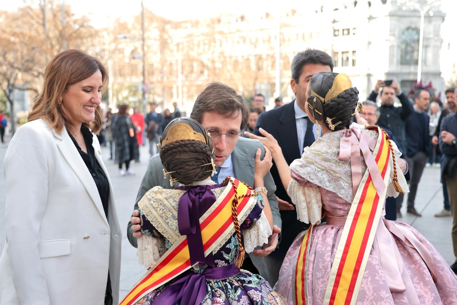 Las mejores imágenes de la recepción a las falleras en el Ayuntamiento de Madrid