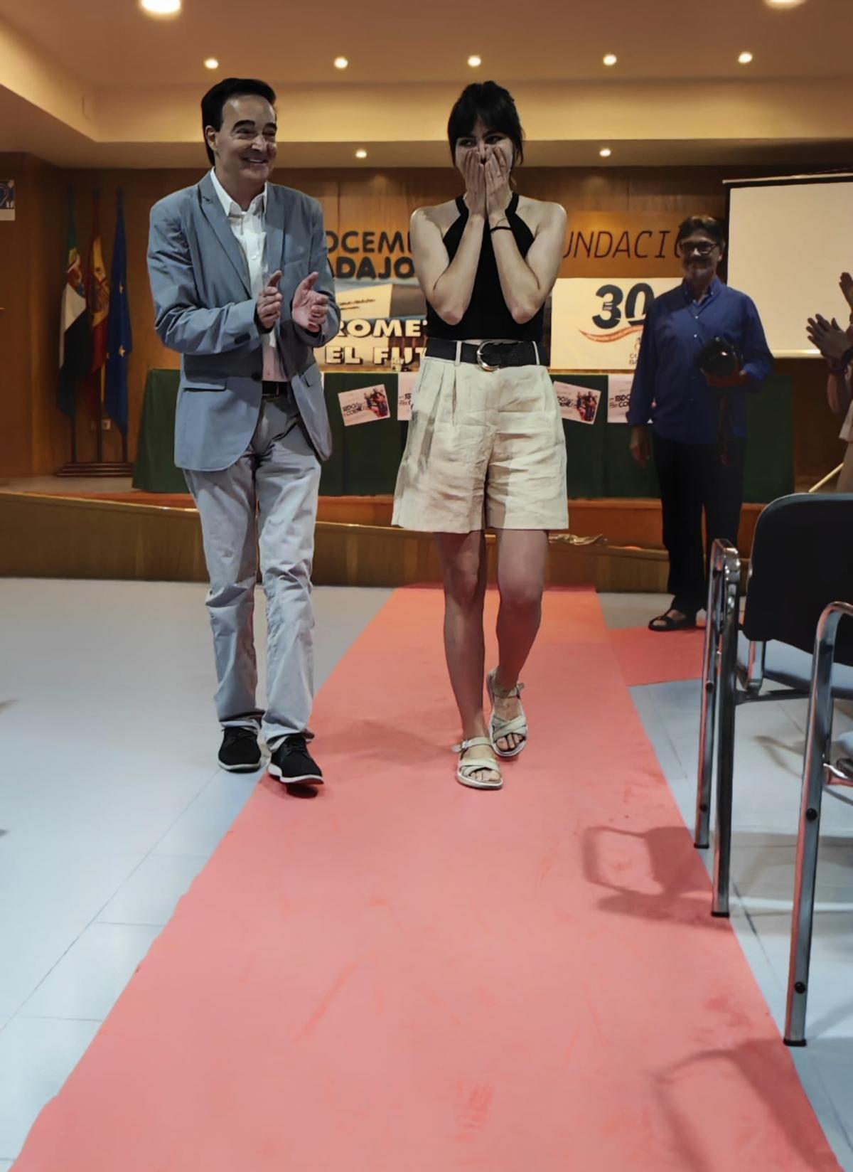 Beatriz de Silva, junto a Jesús Gumiel, después de presentar la película en Cocemfe Badajoz.