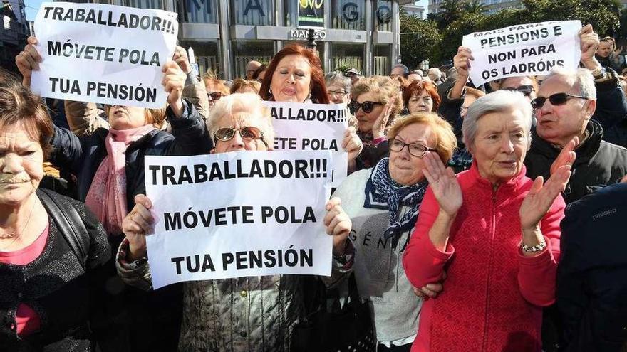 Concentración de pensionistas la semana pasada delante del Obelisco, en A Coruña.