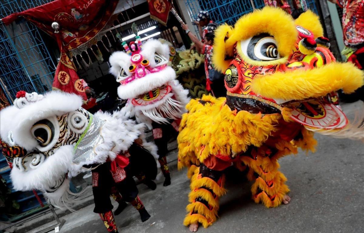 El equipo de danza del Dragón y el León de China Moe Nagar actúa durante los preparativos de la celebración del Año Nuevo lunar chino, este jueves en Yangón (Birmania).