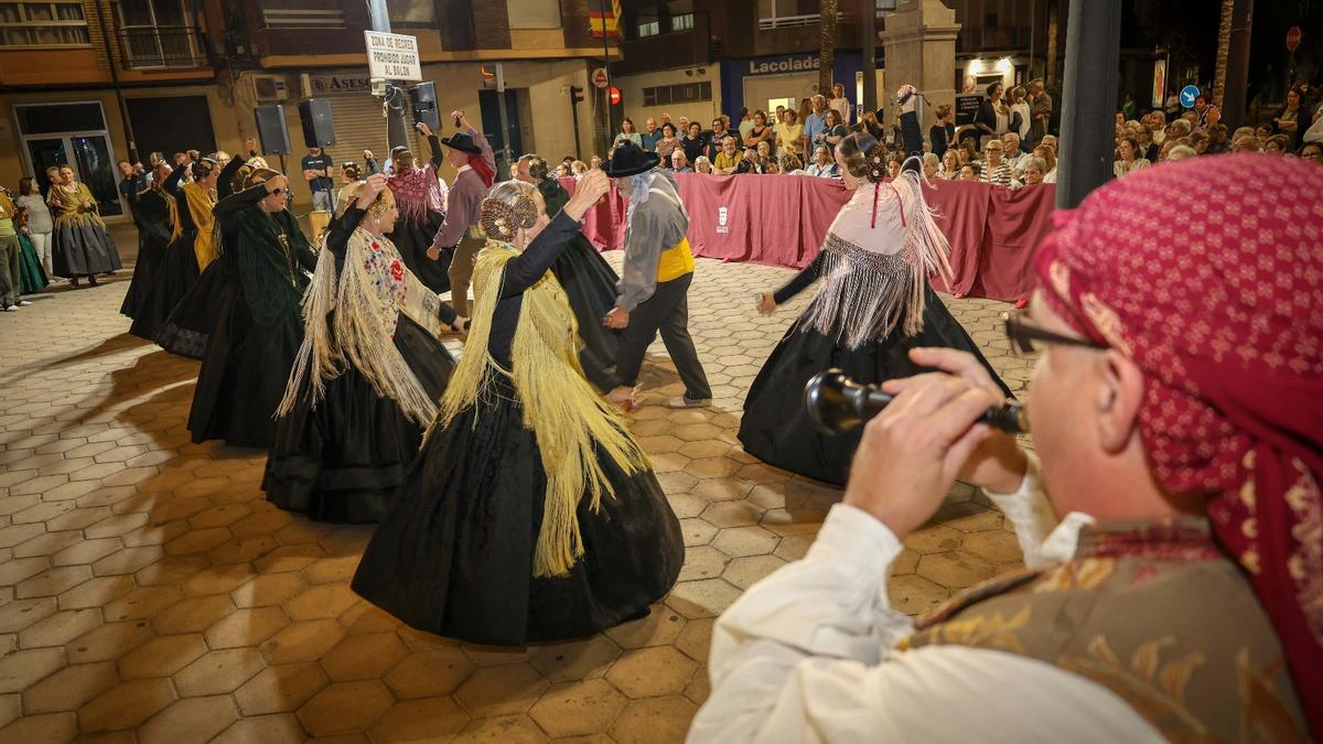 Representación de la Xàquera frente a la Ermita de San Luis Bertrán.