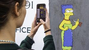 Marge Simpson también se corta el pelo en solidaridad con Mahsa Amini. La obra la firma el artista callejero AleXsandro Palombo y está frente al consulado iraní en Milán