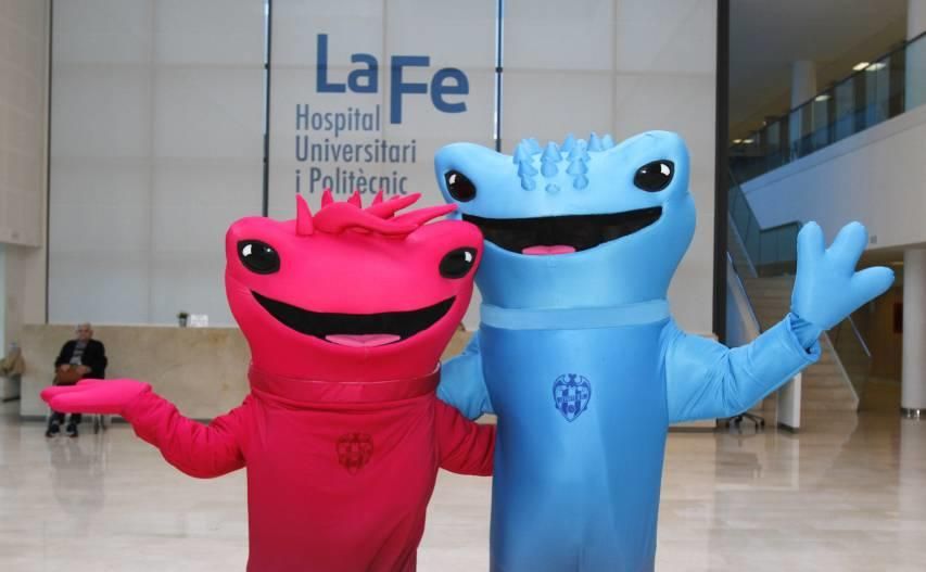 Los jugadores del Levante UD visitan el hospital