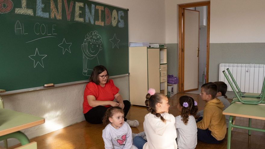 Escolares de El Piñero con Alba, su maestra.