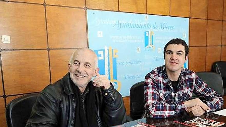 Etelvino Vázquez y Diego Alonso, ayer, en el Ayuntamiento de Mieres.