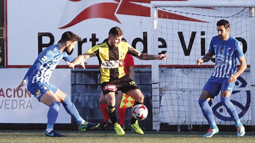 Deivid, del Rápido, intenta controlar un balón en el partido de la primera vuelta, en O Vao. // José Lores