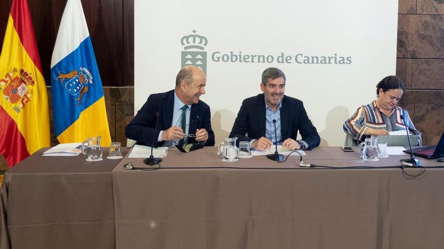 Pedro Ortega (izquierda) y Fernando Clavijo, durante la presentación del informe sobre los costes de la ultraperiferia.