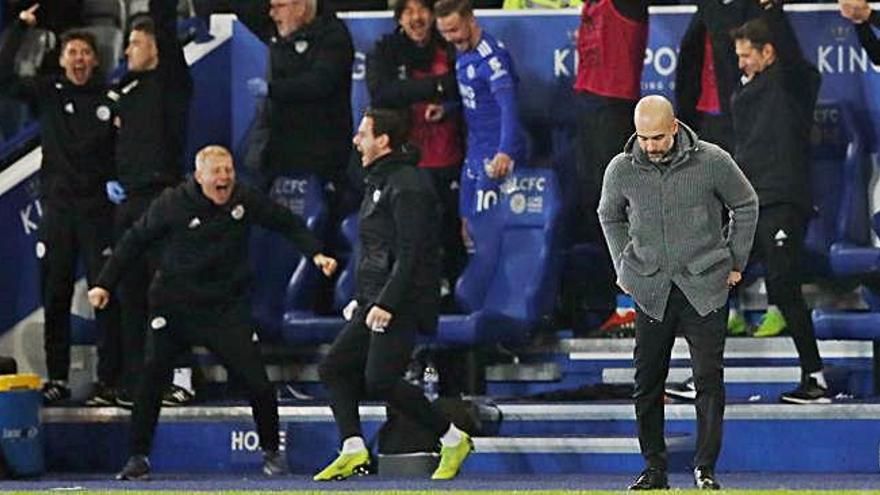 Guardiola, capcot just en el moment en què el Leicester feia el 2-1.