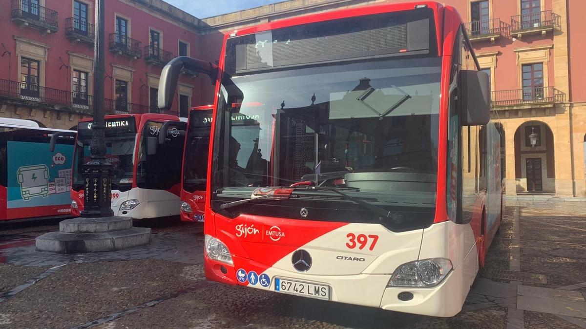 Archivo - Autobuses con tecnología híbrida diésel-eléctrica de Emtusa (Gijón)