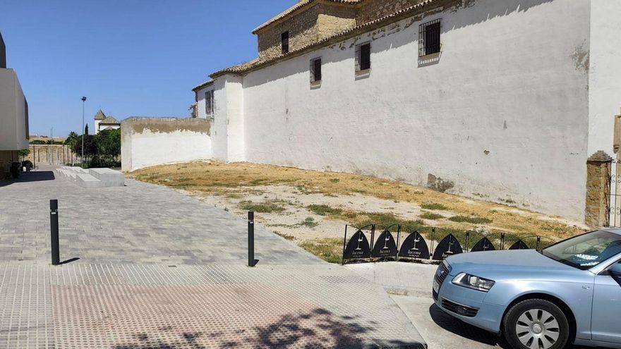 Solar anexo, aún de propiedad municipal, al templo de Nuestra Señora del Carmen de Lucena.