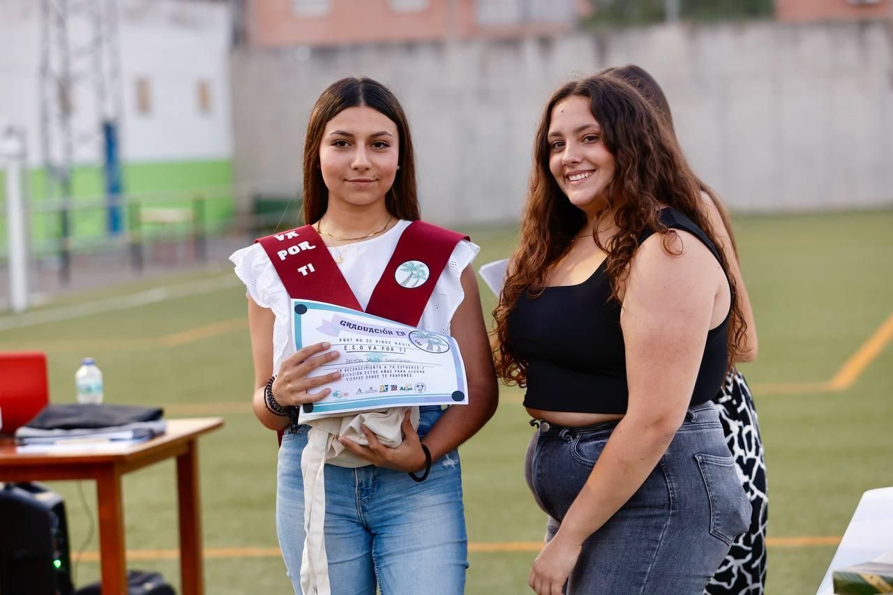 Las Palmeras homenajea a catorce estudiantes