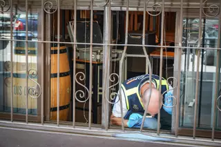 EN IMÁGENES | La policía científica investiga el robo en el bar La Bomba de Badajoz