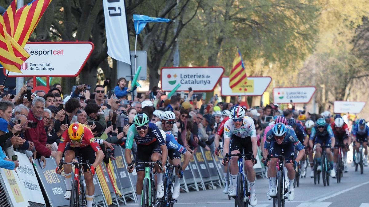L’arribada del pilot a Banyoles, amb el guanyador Magnus Cort a l’esquerra.