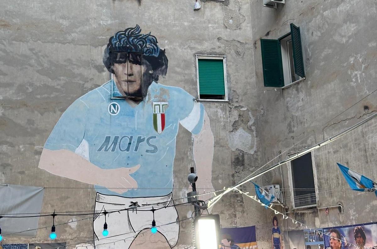 Diego Armando Maradona vive aún en Nápoles.