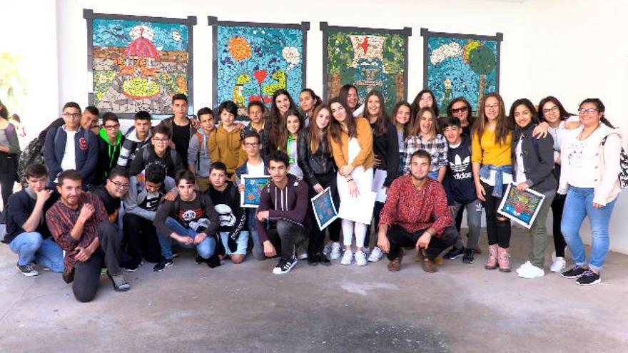 Los alumnos delante de algunos de los murales.