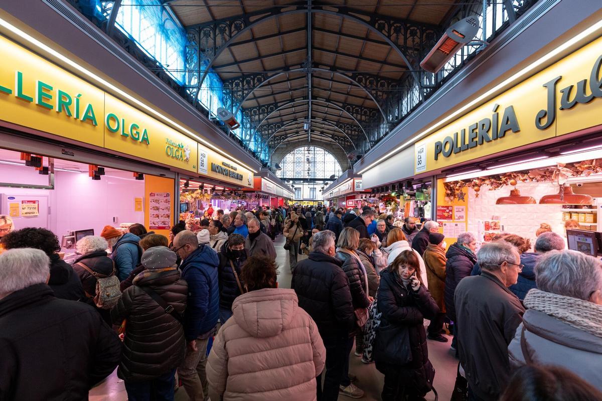 En imágenes | Llenazo en el Mercado Central para las últimas compras antes de Navidad
