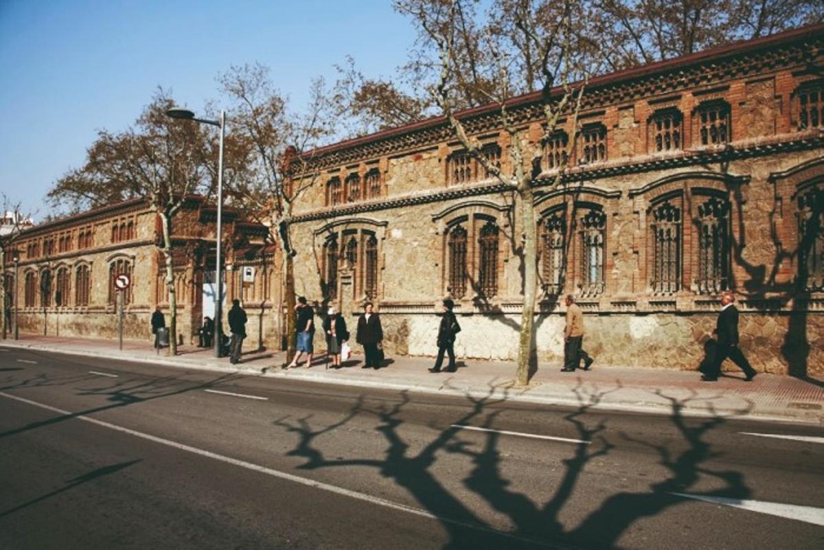 La fachada de la antigua fábrica de Can Trinxet, en el barrio de Santa Eulàlia de L'Hospitalet.