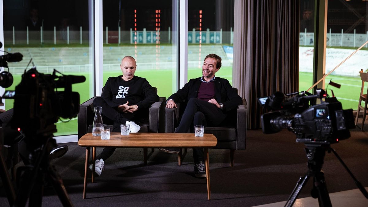 Andrés Iniesta y Jaume Sabater, fundador de Stoneweg, en una entrevista a la televisión danesa en Helsingør.