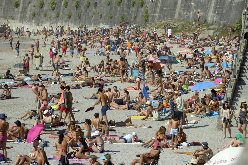 Desalojo de las playas de Riazor y Orzán