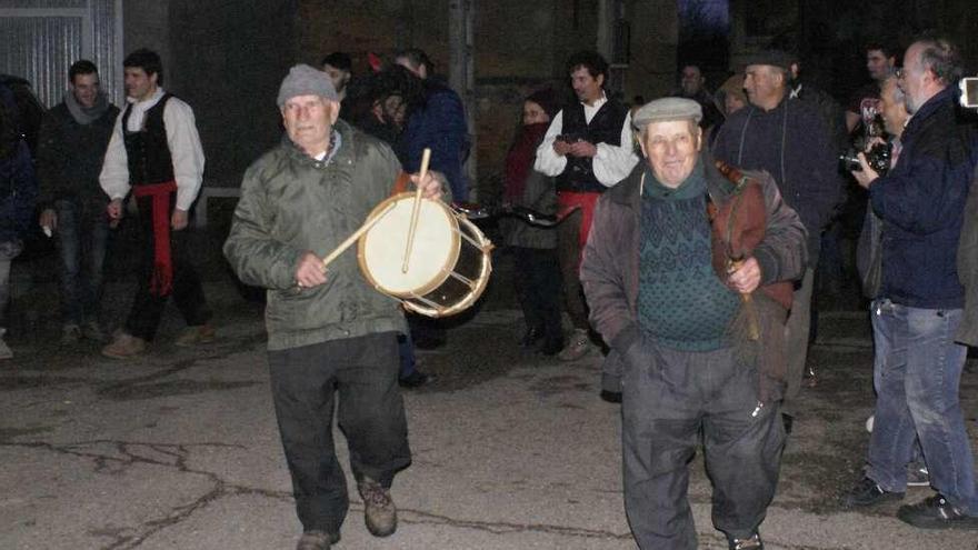 Vecinos de Sarracín durante la fiesta del homenaje.